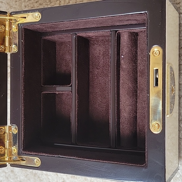 🛑Henri Bendel Special Edition Jewelry Box - Picture 4 of 8